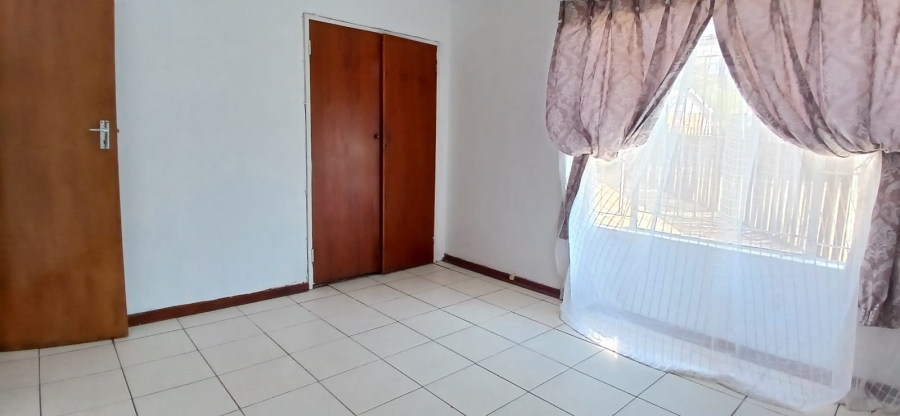 To Let 3 Bedroom Property for Rent in Staffords Hill Free State